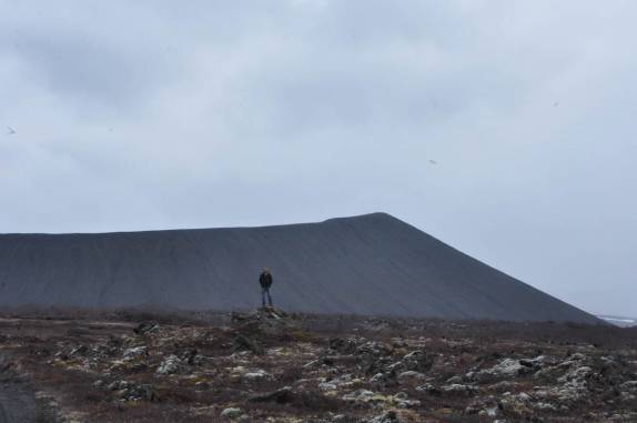 Observando a antiga cratera de vulcão Hverfjall, em Myvatn, no norte da Islândia